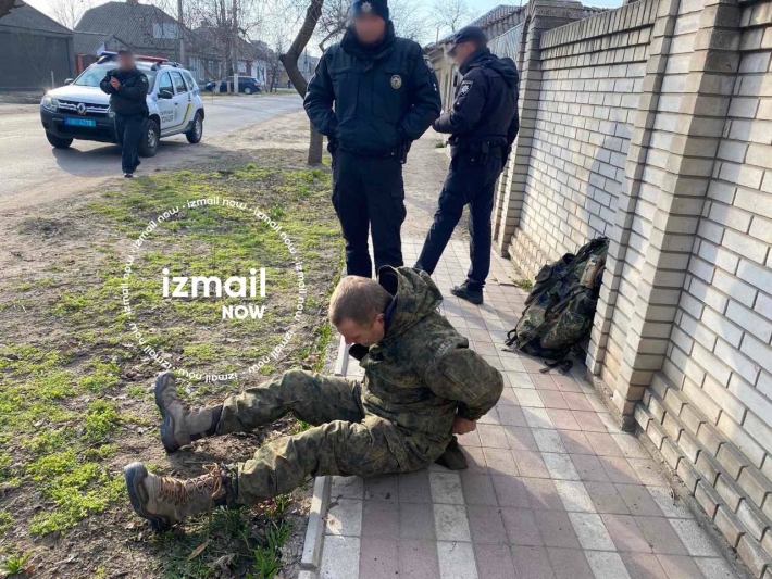 Под Одессой пьяный пограничник в форме открыл стрельбу на улице: фото и видео