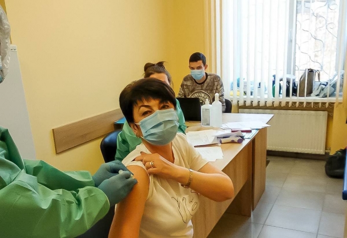 Сколько медиков амбулаторий в Мелитополе от коронавируса прививки сделали