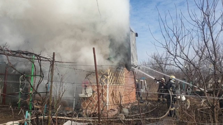 В Запорожье сгорела двухэтажная дача (фото)
