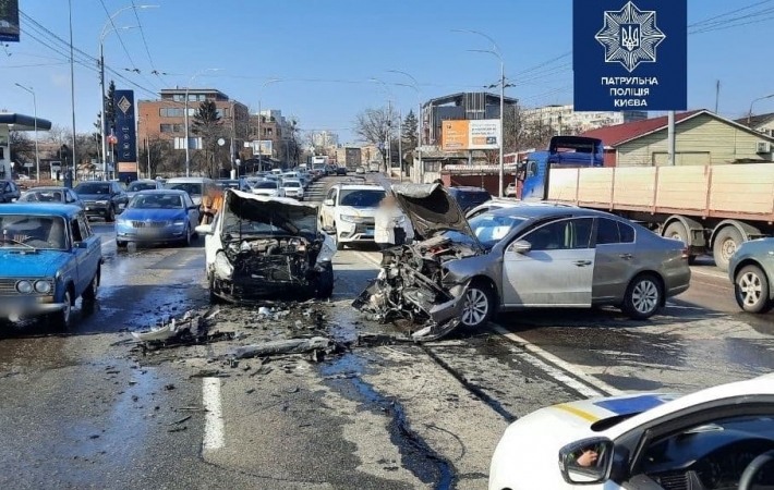 В Киеве произошло серьезное лобовое ДТП - "разворотило" оба авто: фото и видео