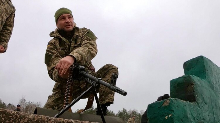 Мэр Кличко бросил гранату и лег под танк в черниговских лесах. Фото