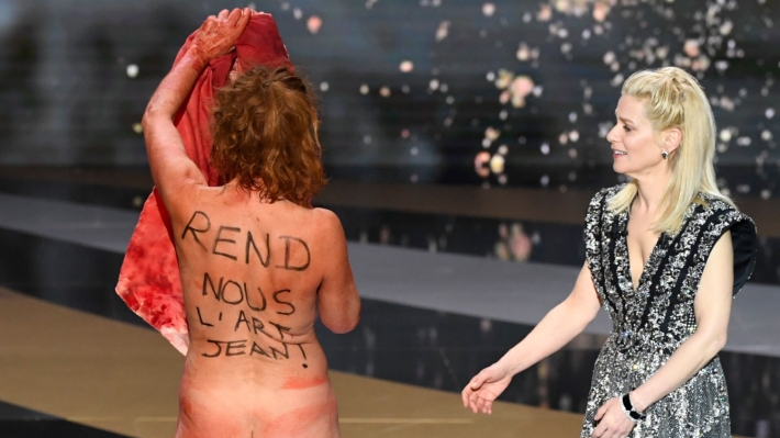 Голый протест: французская актриса полностью обнажилась на вручении кинопремии, видео