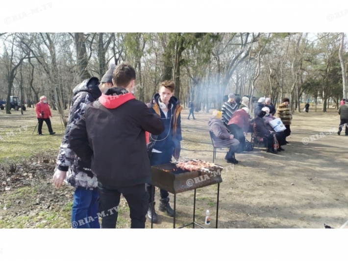 На праздничной ярмарке в Мелитополе продают колбасу, приготовленную по секретному рецепту (добавлено видео)