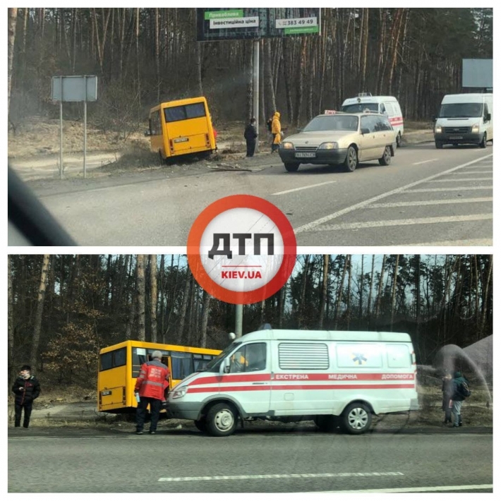 Под Киевом маршрутка на скорости слетела с дороги и врезалась в бигборд: фото и видео с места