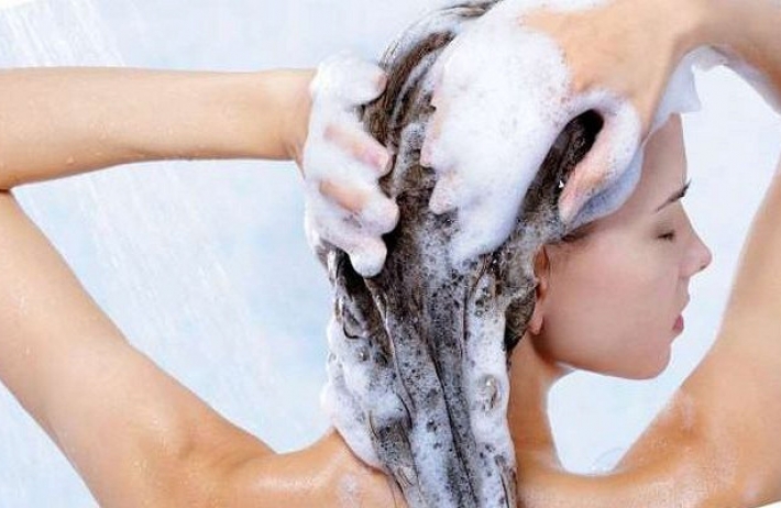 Дерматолог рассказала, какая температура идеальная для мытья волос