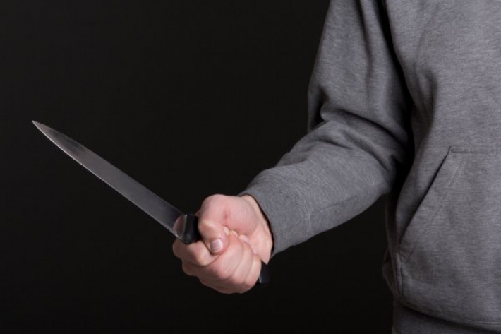 В Запорожье прохожие спасали мужчину, которого пырнули ножом во время драки, - соцсети (ВИДЕО)