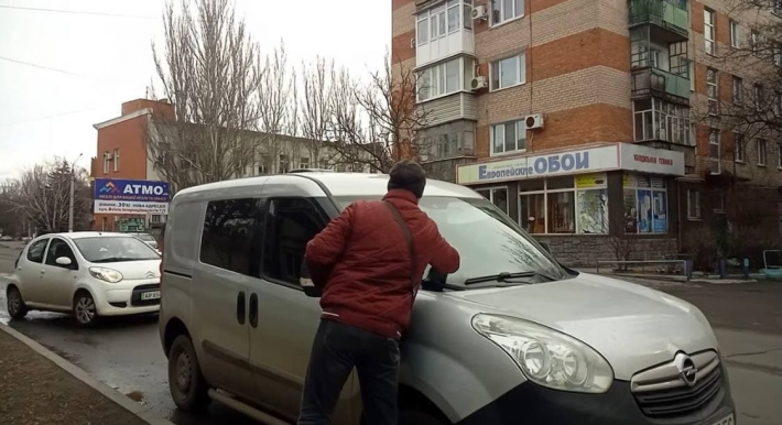 В Мелитополе «Дорожный контроль» метит машины «водятлов» наклейками (видео)