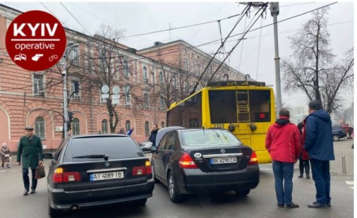 В Киеве произошло тройное ДТП с участием троллейбуса, движение парализовано: фото и карта