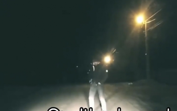 В Мелитополе посреди дороги "завис" мужчина (видео)