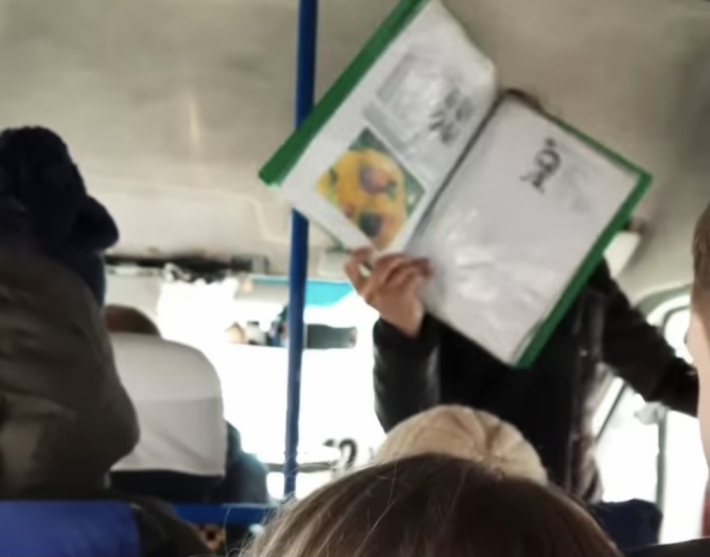 Прячут лицо - в Мелитополе маршрутки снова оккупировали "мамы больных детей" (видео)