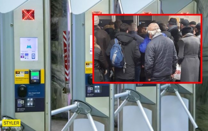 В метро Киева произошел очередной коллапс: люди стояли даже на лестницах
