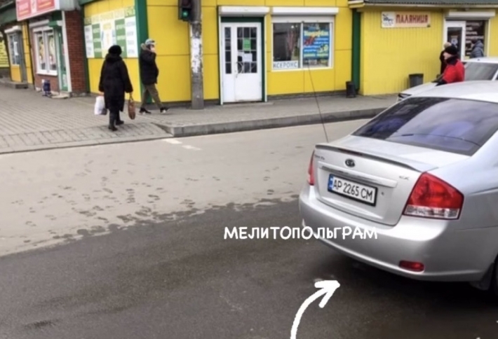 В Мелитополе водитель перегородил пешеходный переход (фото)