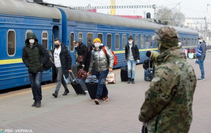 Укрзализныця вляпалась в скандал: "температуру никто не мерил еще и зайцев набрали"