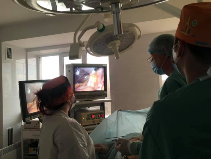 В Мелитополе хирурги провели редкую и сложную операцию по удалению желчного камня (фото, видео)