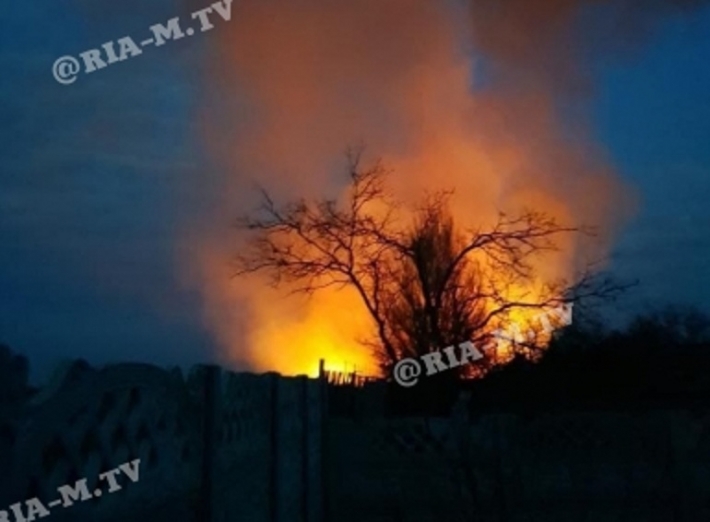 В Мелитополе зарево от масштабного пожара видят жители сразу нескольких улиц (фото, видео)