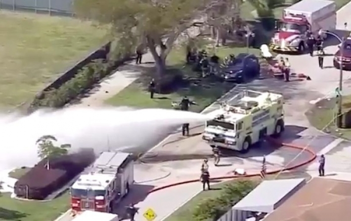 Во Флориде легкомоторный самолет упал на машину (видео)