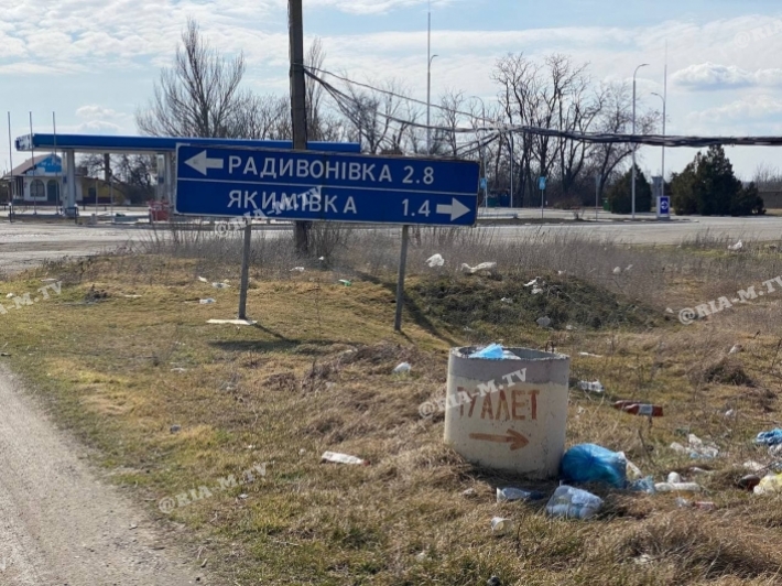 По дороге на Кирилловку курортников готовятся встречать горами мусора и разбитыми лотками (фото)