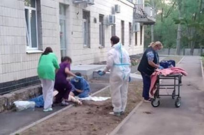 В Киеве женщина выпрыгнула из окна больницы - смерть была мгновенной