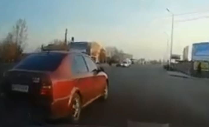 В Мелитополе водитель устроил на дороге странные маневры (видео)