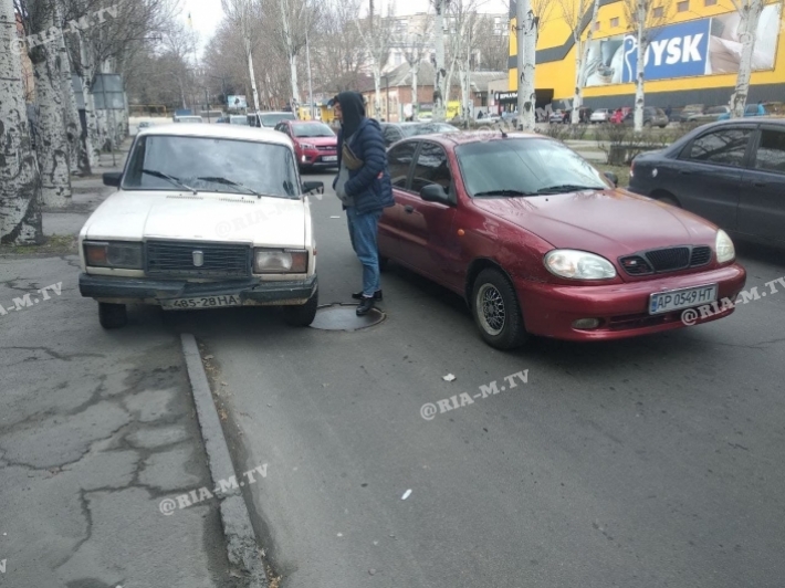 В Мелитополе ВАЗ "заскочил" на тротуар после столкновения с Ланосом (фото)