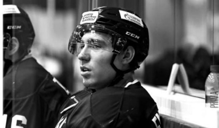 В России молодой хоккеист получил смертельную травму во время матча: видео