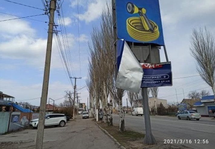 В Мелитополе билборд разваливается на глазах (фото)