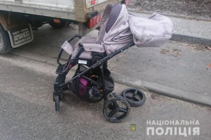 В Тернополе автомобиль сбил коляску с полуторагодовалым ребенком