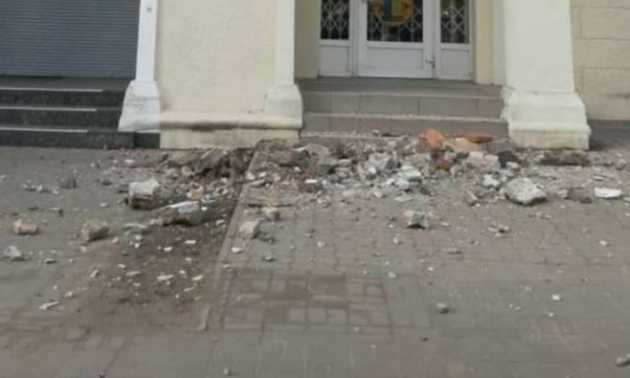 «Град» из кирпичей выпал на оживленной улице в Запорожье (ФОТО)