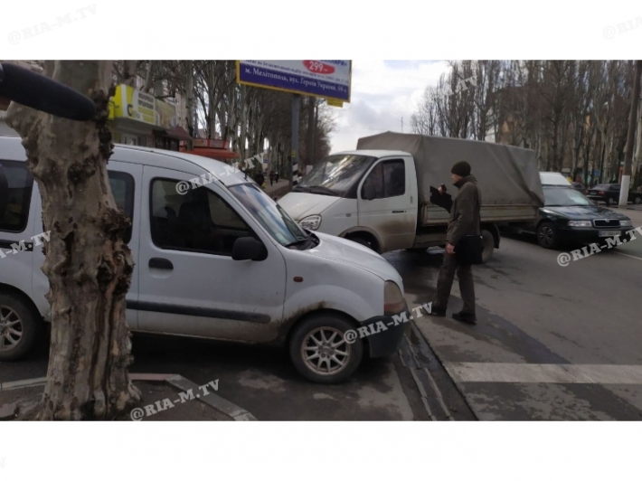 В Мелитополе инспекторам по парковке горожане "сдают" автохамов (фото, видео)