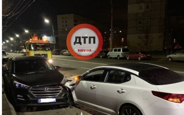 В Киеве пьяный водитель устроил опасное ДТП и лег 
