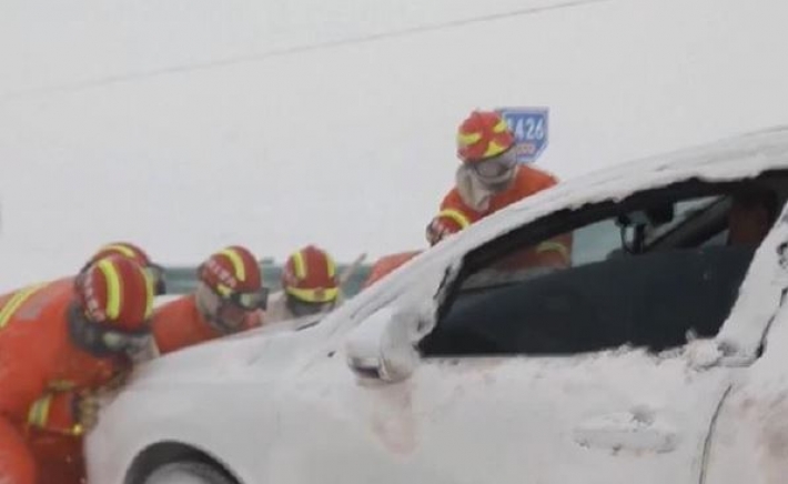 В Китае десятки авто попали в снеговую ловушку