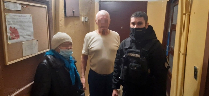 В Запорожье полиция охраны вернула домой потерявшуюся старушку (фото)