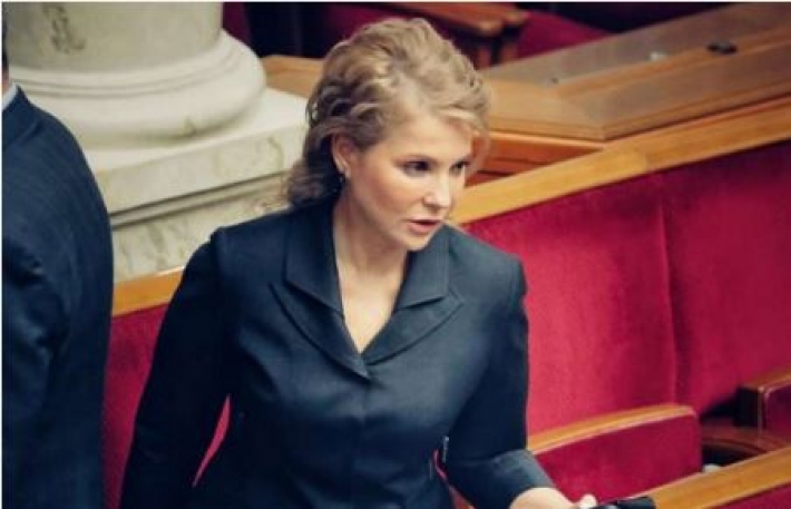 Явившуюся в Раду в красном Юлию Тимошенко раскритиковали за частую смену нарядов