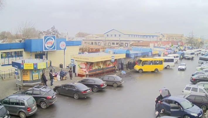 Дети-попрошайки и собака на крыше - на центральном рынке в Мелитополе своя "атмосфера" (фото, видео)