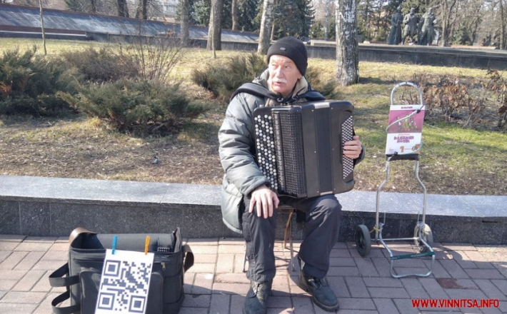 В Виннице уличный музыкант придумал оригинальное "ноу-хау" для сбора денег: фото и видео