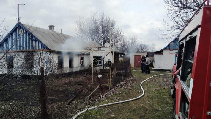 В Запорожской области пять спасателей тушили пожар в частном доме (фото)