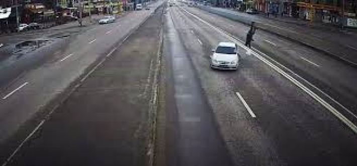 В Днепре на Слобожанском проспекте Chevrolet сбил пешехода: видео момента