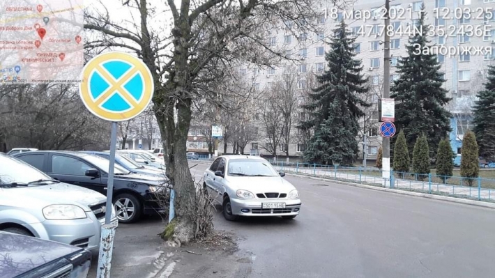 Более 10 автомобилей перегородили проезд «скорых» возле Запорожской областной больницы (ФОТО)