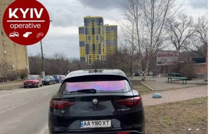 В Киеве водитель редкого авто отличился "героической" парковкой: фото