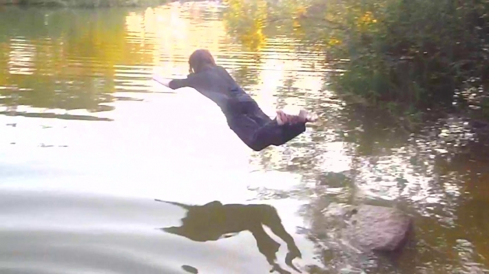 В Запорожье грабитель, убегая от патрульных, прыгнул в реку (видео)