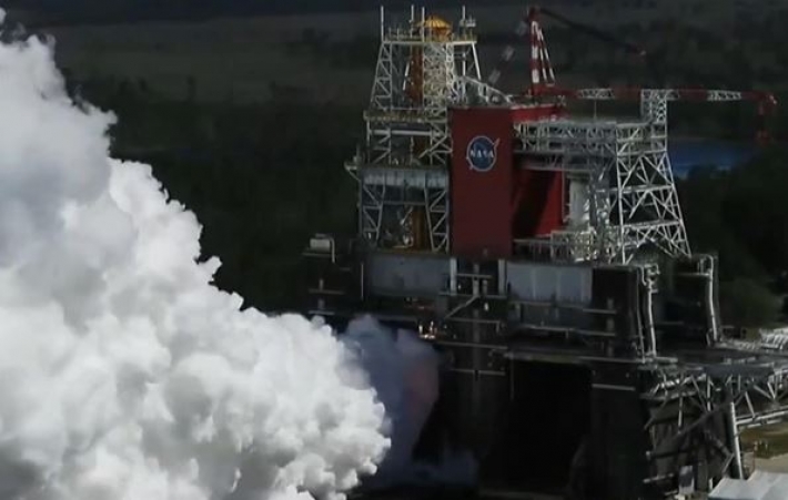 NASA испытало двигатели ракеты для полета на Луну (видео)
