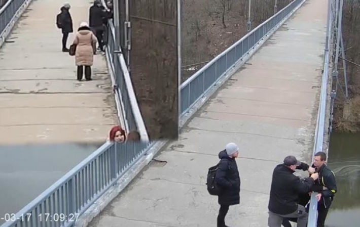 В Житомире прохожие спасли на мосту мужчину (видео)