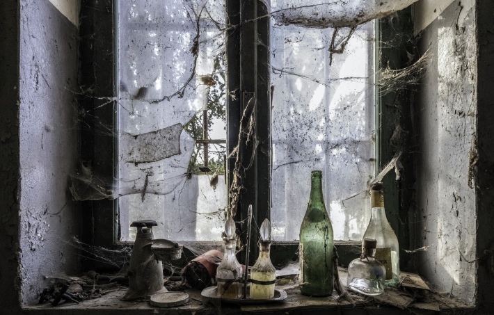 В Запорожской области женщина с расстройством психики бросается бутылками из окна (фото)