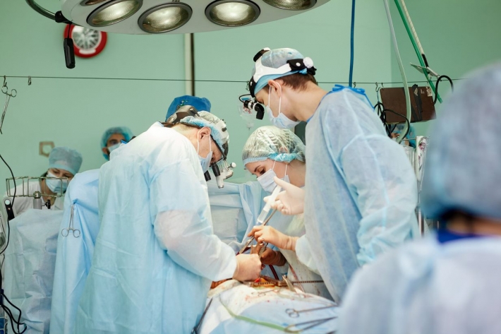 Медики Запорізької обласної лікарні провели унікальну операцію за допомогою кардіолога з міровим ім'ям (фото)