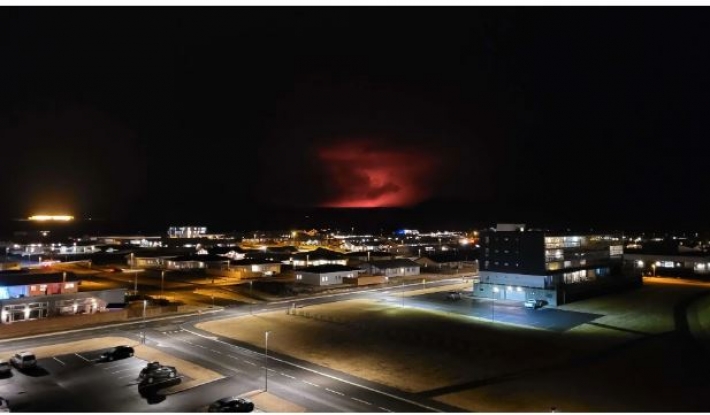 В Исландии произошло извержение вулкана: отменили полеты и запретили покидать дома. Видео