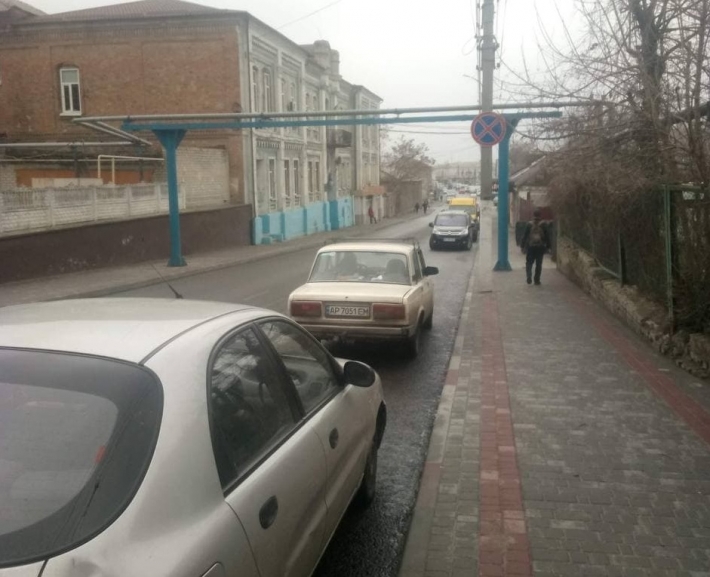В Мелитополе автомобилисты рыщут в поиске парковки – боятся штрафов (фото)