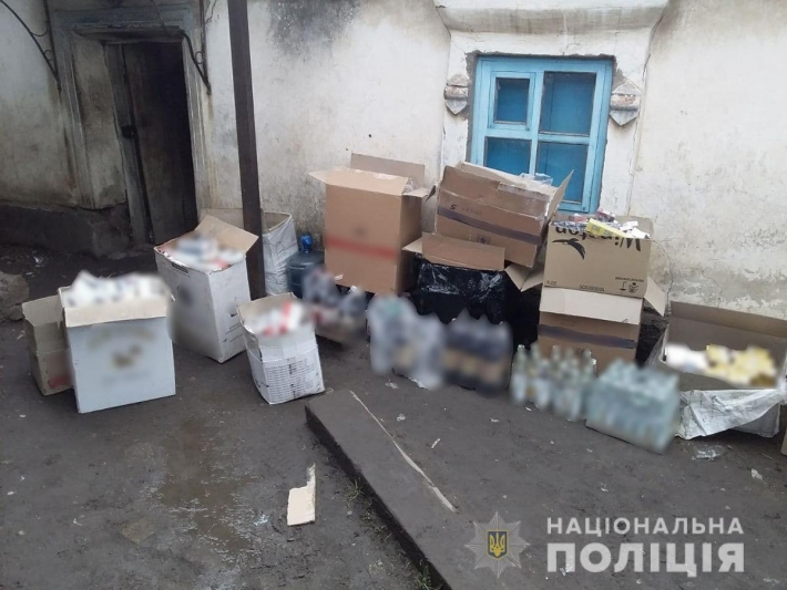 В магазине в Запорожской области изъяли 280 пачек контрафактных сигарет и 800 бутылок алкоголя (фото)