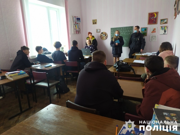 Полицейская профориентация - в Мелитопольском районе школьникам рассказывают, почему хорошо работать в МВД