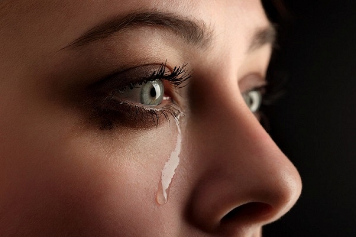 Женщина заплакала кровавыми слезами из-за аномалии 