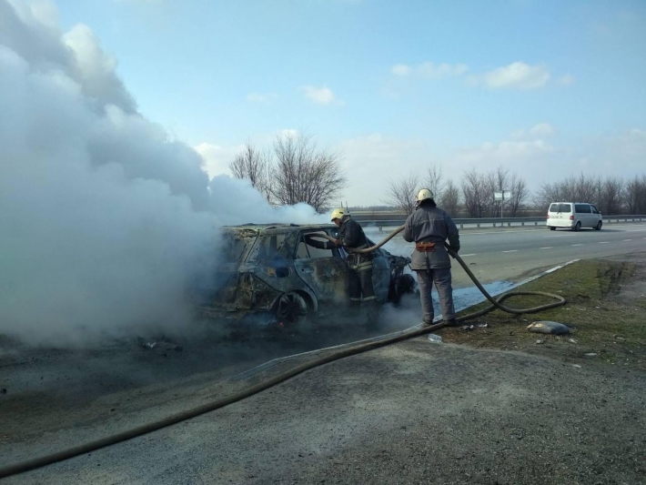 На трассе в Запорожском районе сгорел Мерседес: в сети появилось видео